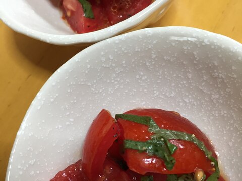 トマトと大葉のサラダドレッシングかけ